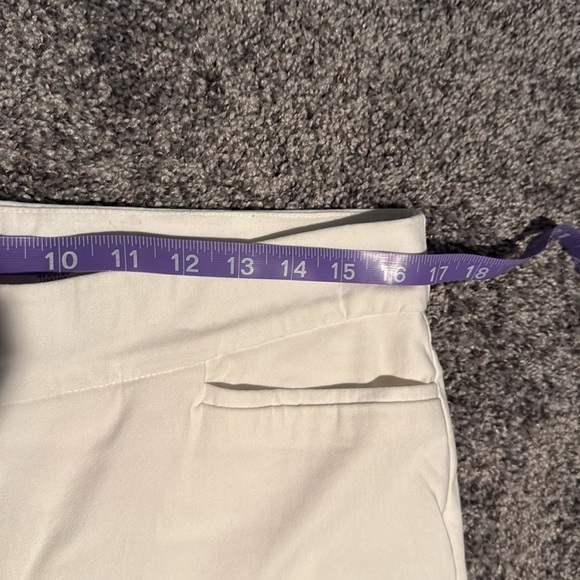 Chicos Brigitte Embroidered Eyelets Slim Cropped Pants Pull on 12R - Picture 8 of 9